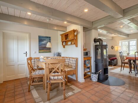 Essecke mit Blick ins Wohnzimmer