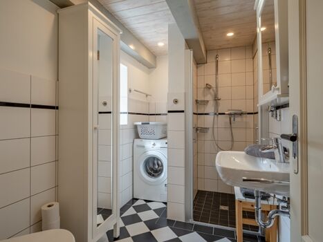 Bad Erdgeschoss mit Dusche und Waschmaschine