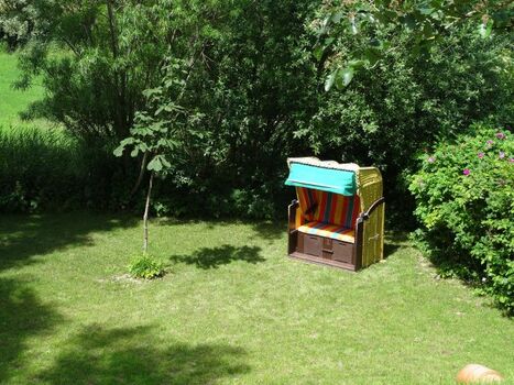 Blick von der Terrasse den Deich hinunter