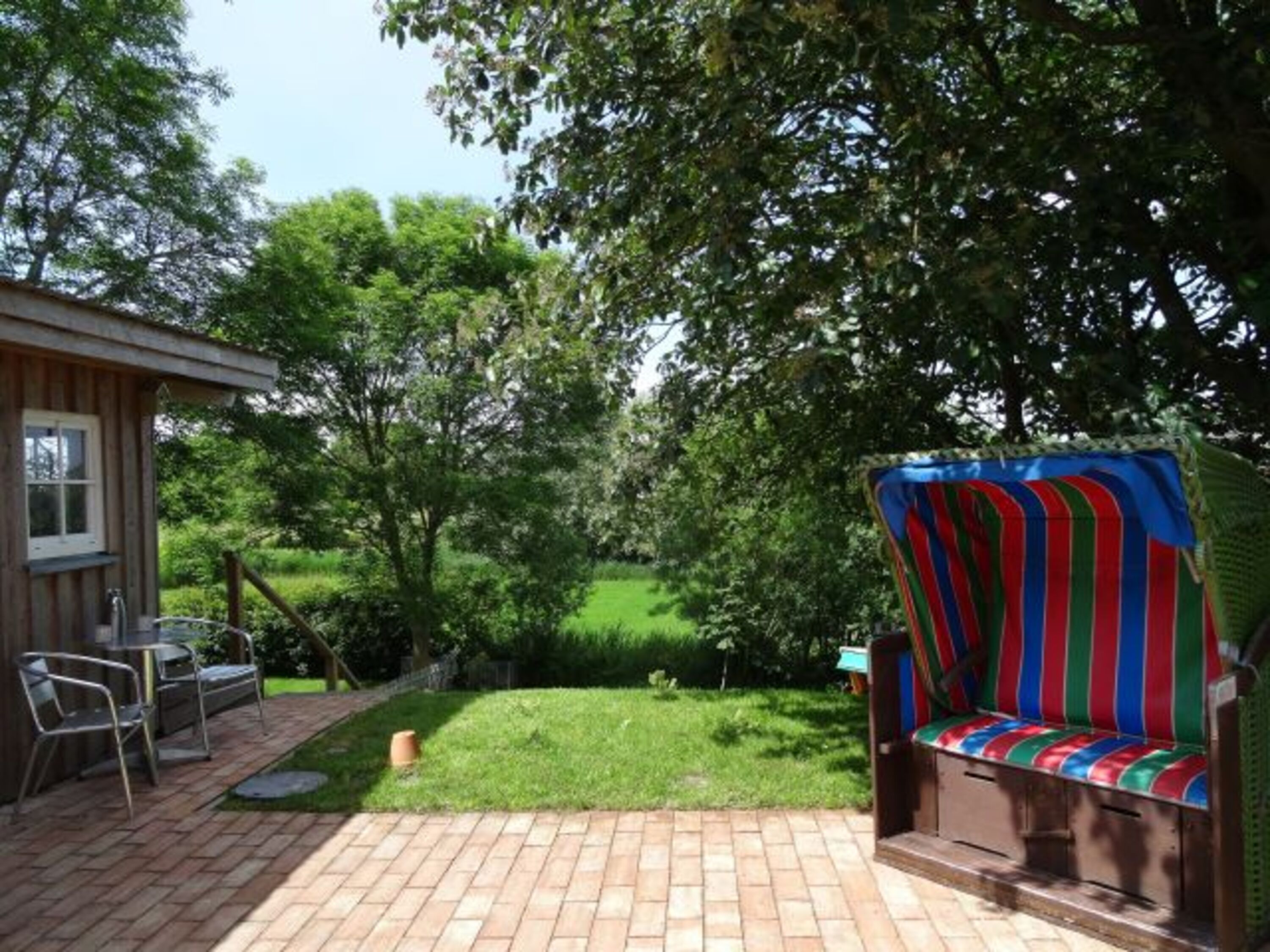 Blick von der Küche in Terasse und Garten