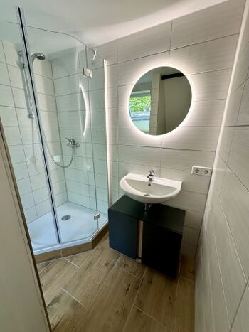 Bad mit Dusche und WC