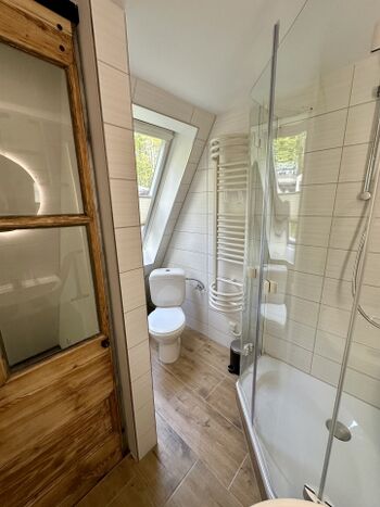 Bad mit Dusche und WC