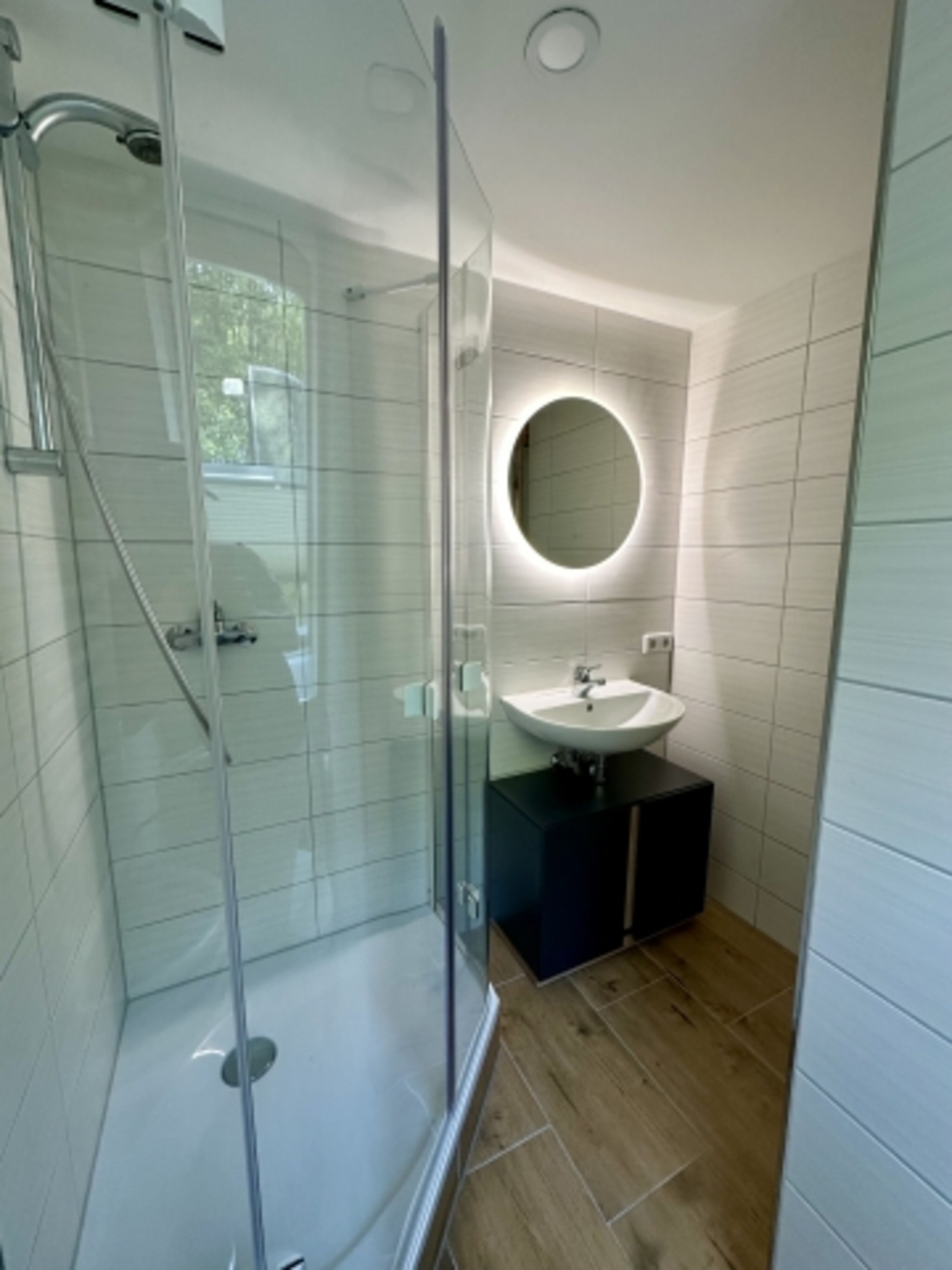 Bad mit Dusche und WC