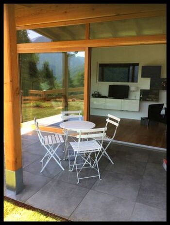 Blick von der Terrasse ins Wohnzimmmer