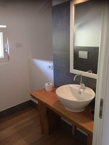 OG: WC und Waschbecken