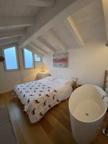 Schlafzimmer mit Badewanne