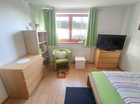 2. Schlafzimmer mit TV