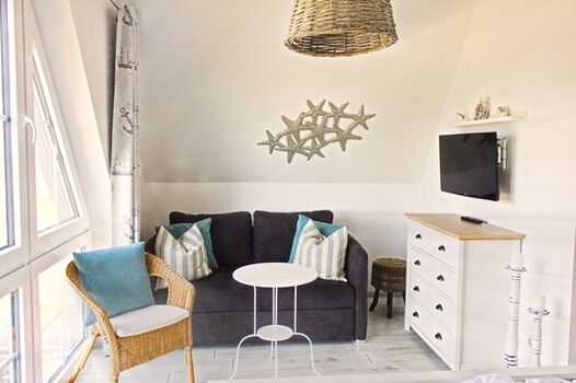 Schlafzimmer mit Schlafcouch als weitere Aufbettung und TV