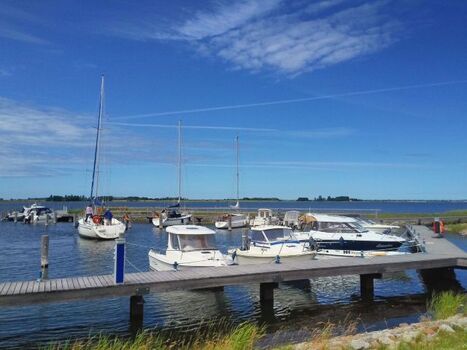 Bootsanleger im Yachthafen