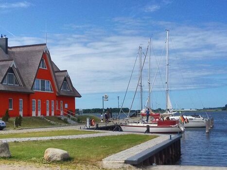 Yachthafen mit Blick a. Hafengebäude