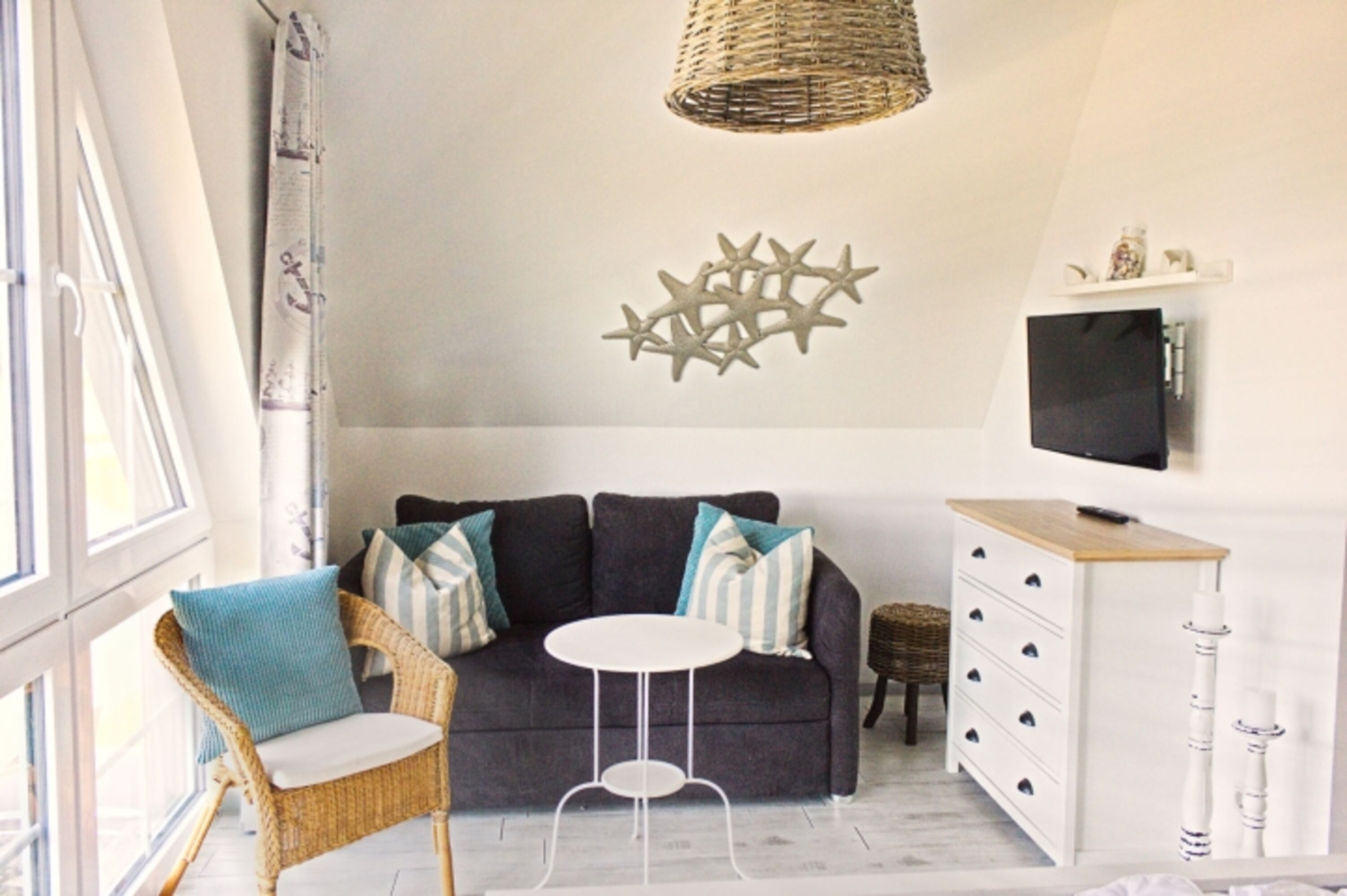 Schlafzimmer mit Schlafcouch als weitere Aufbettung und TV