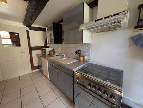 gut ausgestattete Küchenzeile