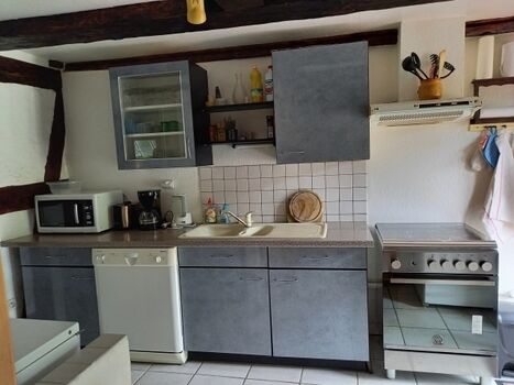 gut ausgestattete Küchenzeile