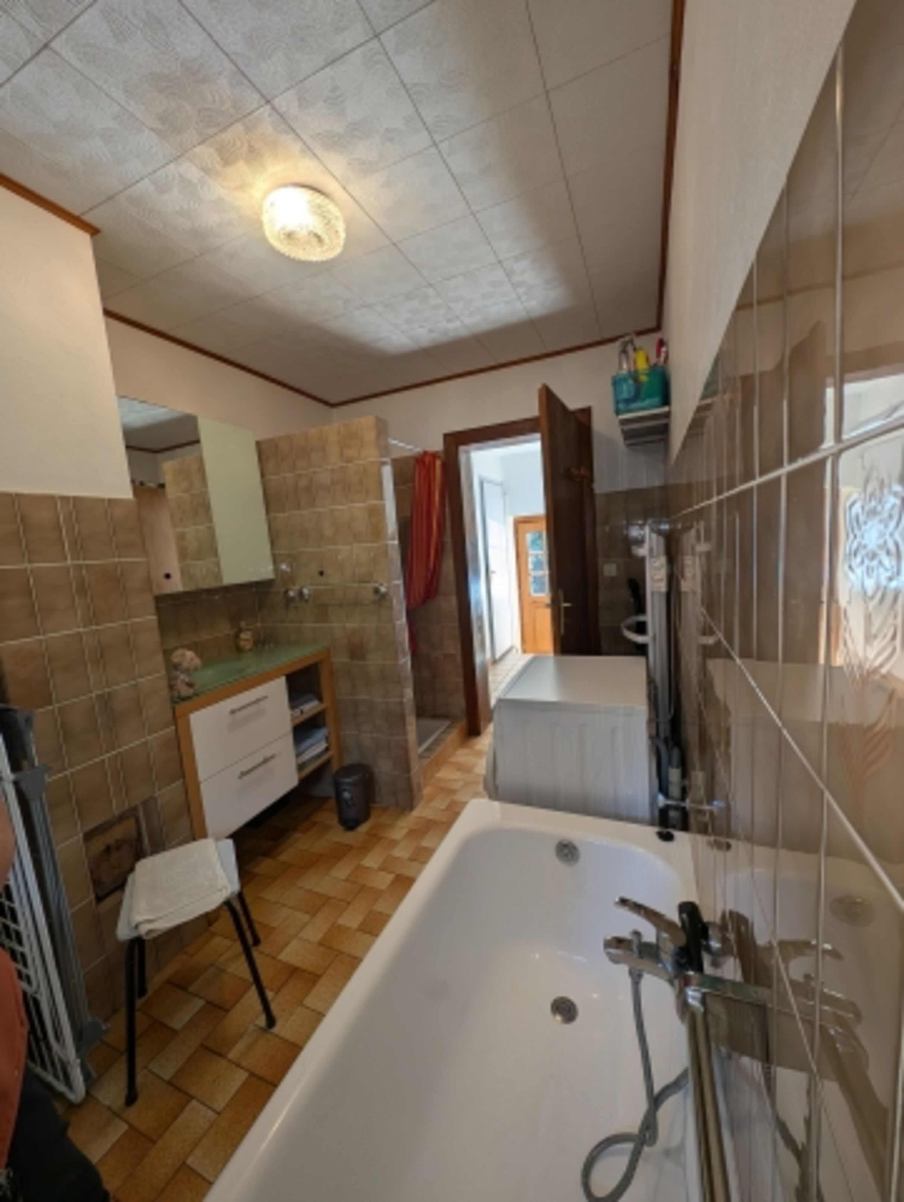 Badezimmer mit Wanne, Dusche, WC