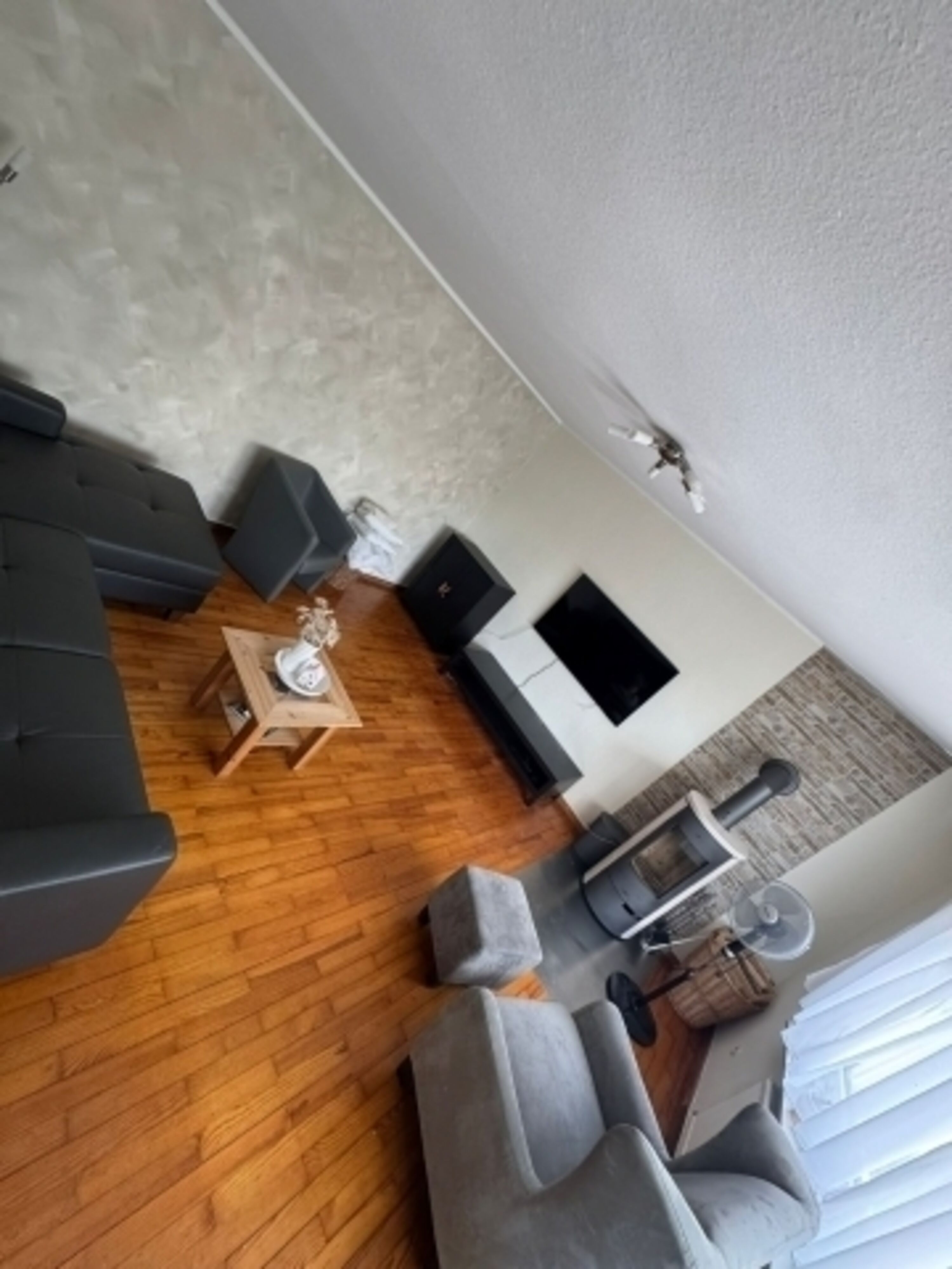 Wohnzimmer mit Kaminofen neu renoviert 2025