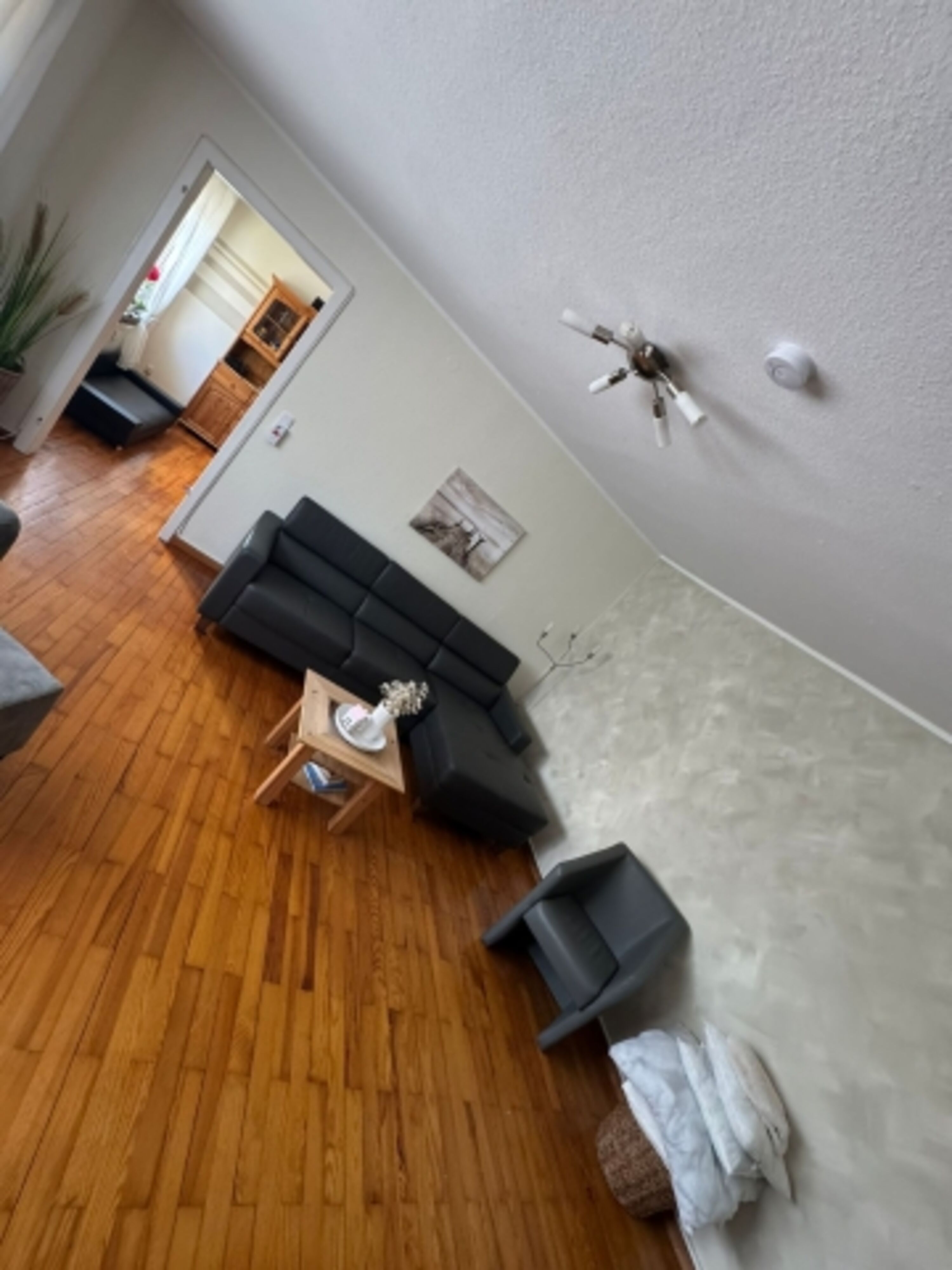 Wohnzimmer mit Kaminofen neu renoviert 2025