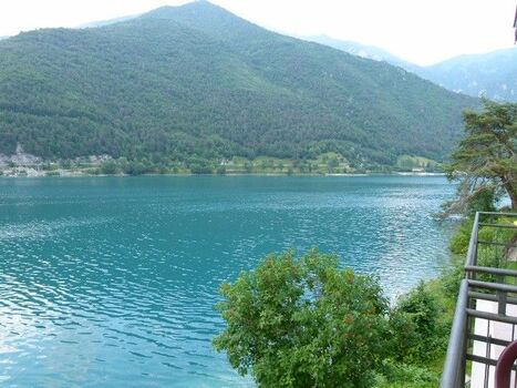 unverbauter herrlicher Blick vom Balkon zum Ledrosee 