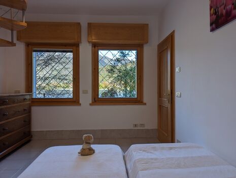 Schlafzimmer mit 2 Einzelbetten UG