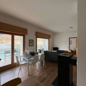 herrlicher Blick vom Wohnzimmer auf den See