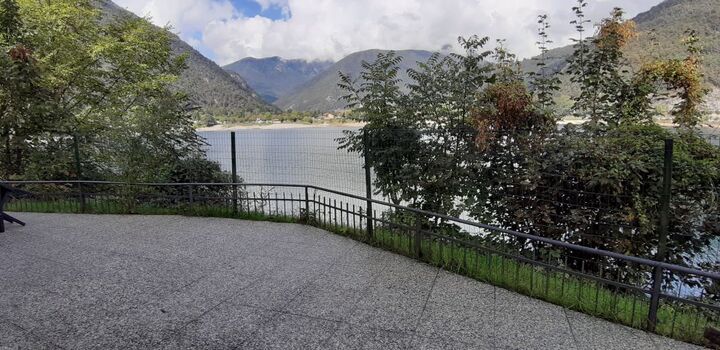 der eingezäunte Terrassenbereich