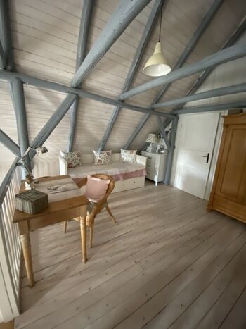 Offene Galerie mit zwei Einzelbetten