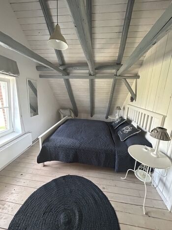 Schlafzimmer mit Doppelbett
