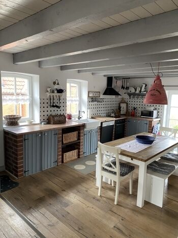 Gemütliche große Küche