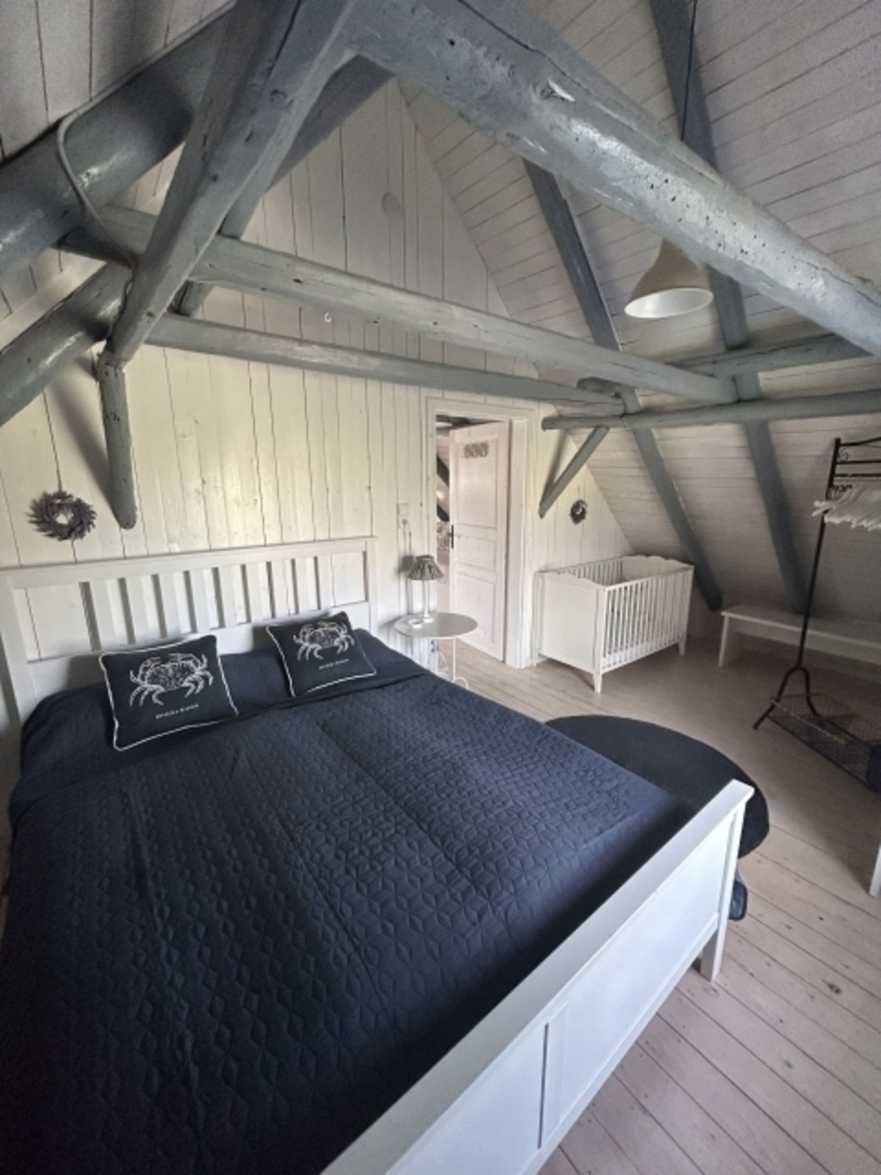 Schlafzimmer mit zusätzlichem Babybett