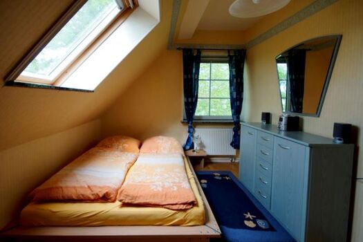 Schlafzimmer 1