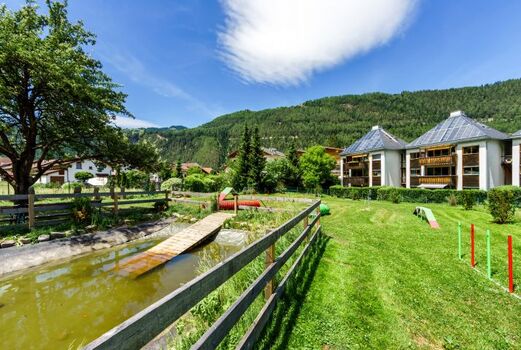 Große eingezäunte Hundewiese mit Agility Parcour und Hundeteich