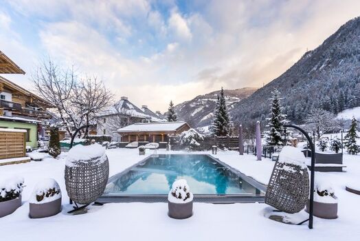 Unser Außenpool ist auch im Winter auf entspannende 30°C beheizt