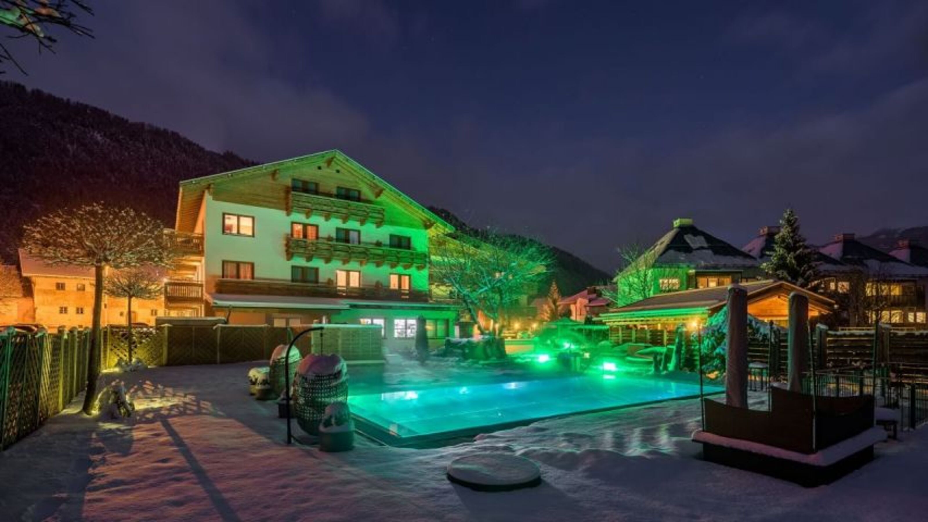 Unser Hotel in der Hinteransicht im Winter bei Nacht