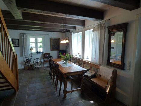 Essdiele mit langem Gesindetisch