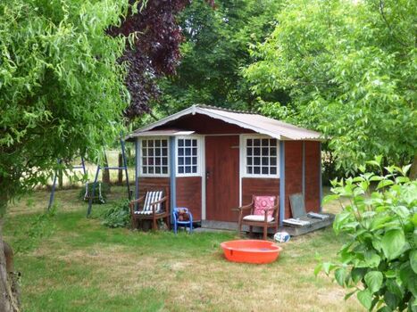 Kinderspielhaus mit Sandwanne u. Planschbecken