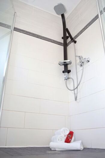 Bad 1 mit Ebenerdiger Dusche