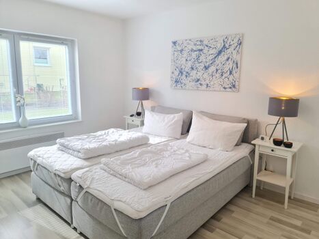 Schlafzimmer mit Doppelbett 180x200