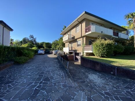 Der breite Parkplatz am Haus