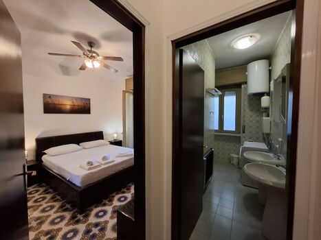 Schlafzimmer mit Bad nebenbei