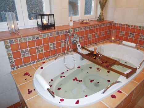 Badewanne mit Whirlpool