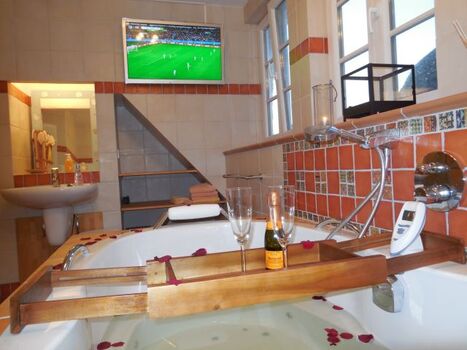 Traumhaftes Bad mit TV & Whirlpool