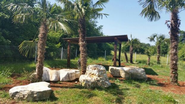 Umzäunte Spielwiese direkt am Meer