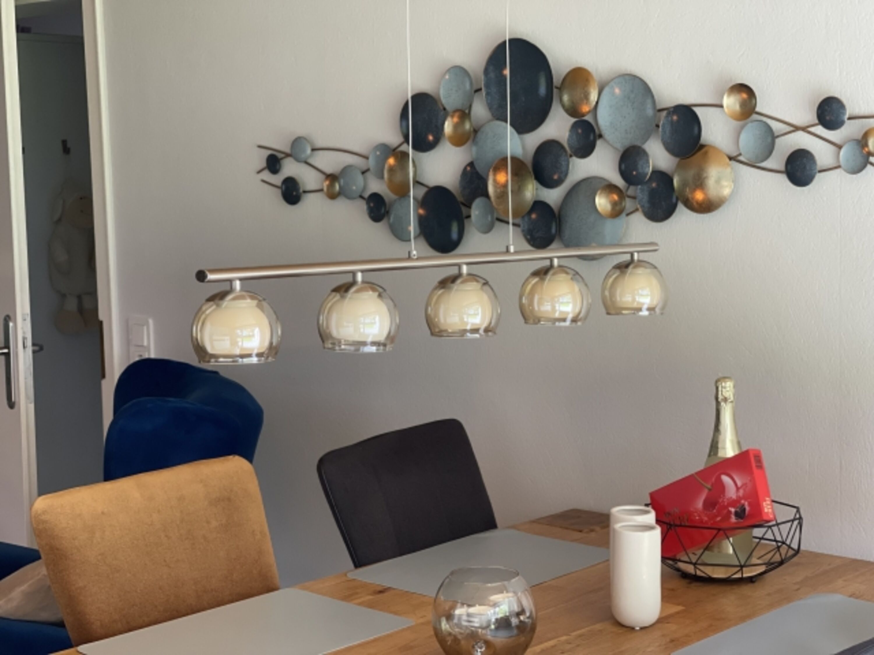 Der große Tisch im Wohnzimmer