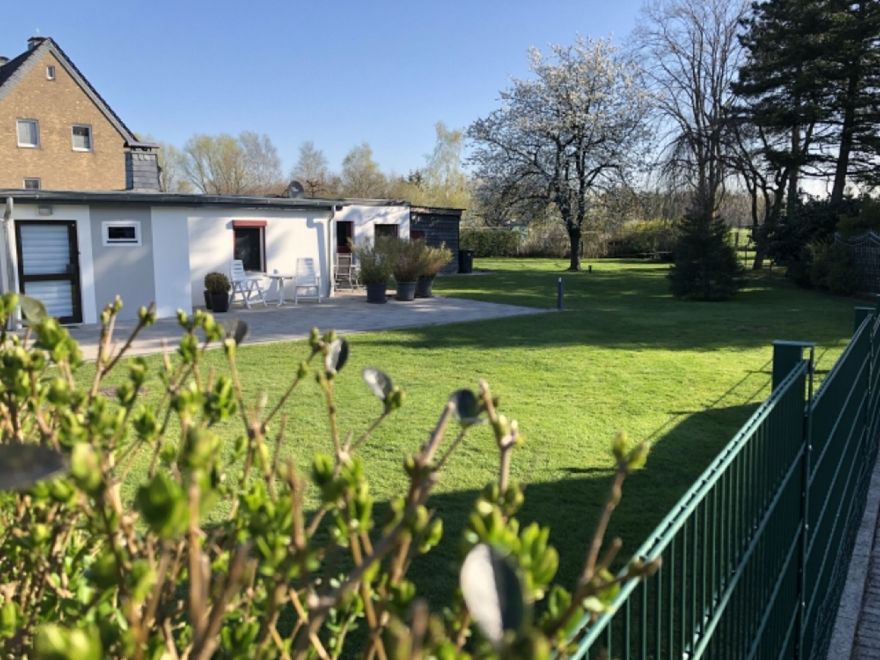 Ein Haus für Sie allein. Das Grundstück ist ca. 1.000qm groß und komplett umzäunt.