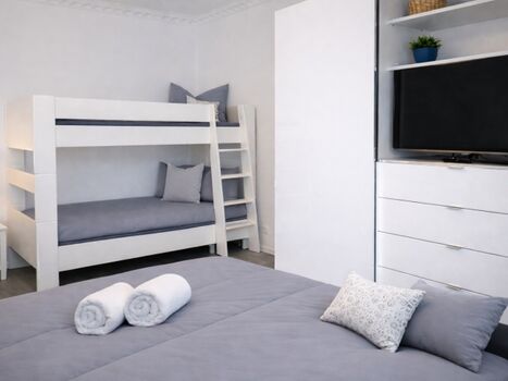 Schlafzimmer mit Doppelbett und Hochbett