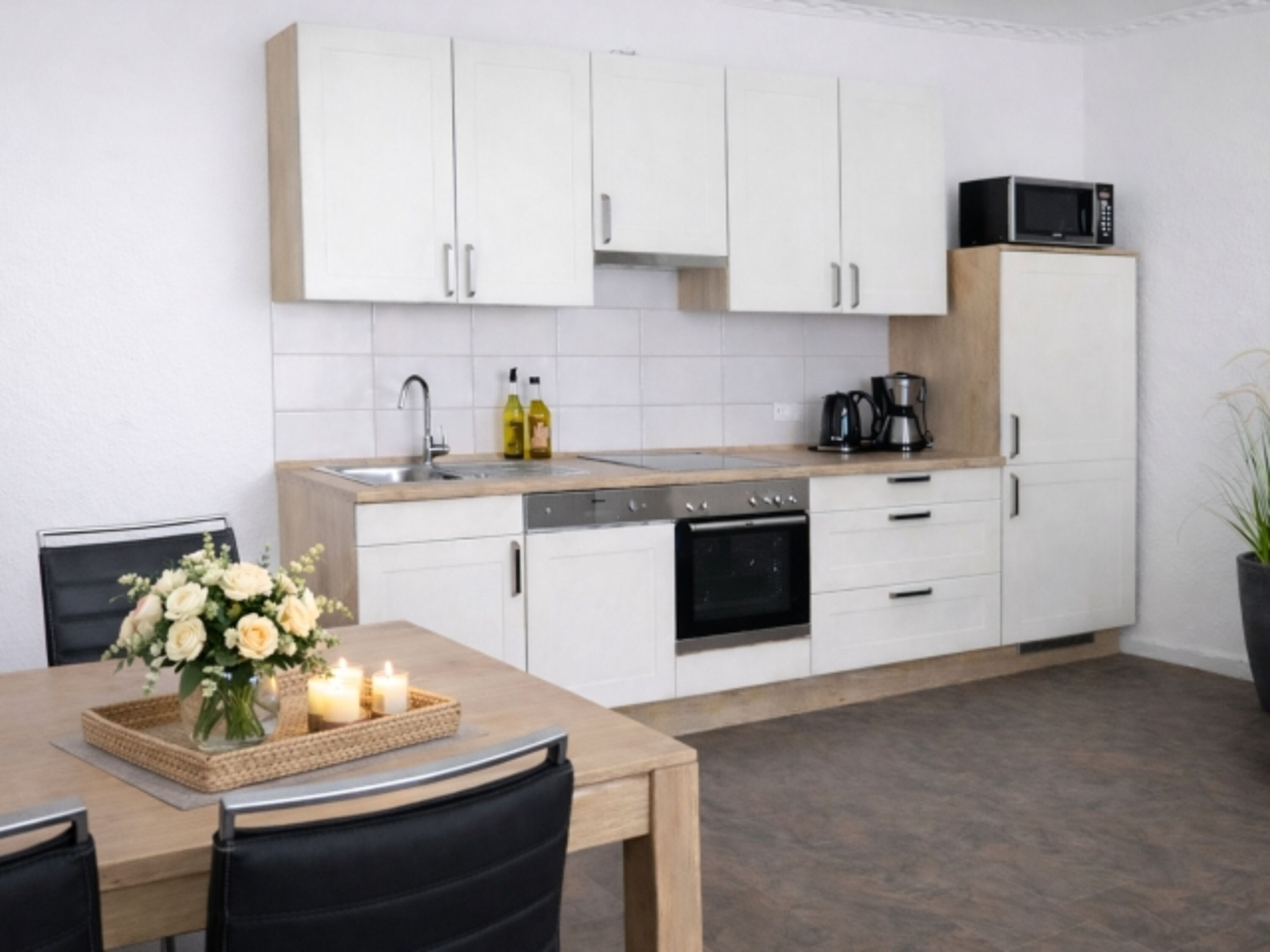 Küchenzeile mit Spülmaschine u. Backofen