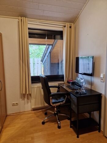 Kinderzimmer mit Schreibtisch und TV