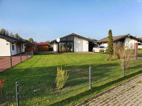 Das Grundstück ist vollständig eingezäunt