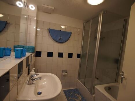 Bad mit Dusche Wannne