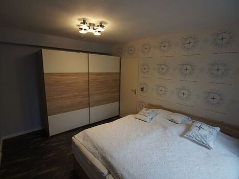 Schlafzimmer mit Doppelbett