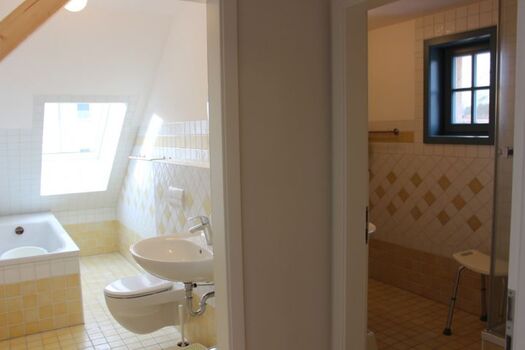 2 Bäder (Badewanne / Dusche)